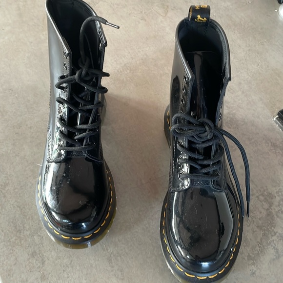 PATENT LEATHER Boots! HOT- Dr Martens. Rare to find in Patent Black - Picture 3 of 10